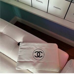 CHANEL White Quilted Women’s Cosmetic Bag 💼